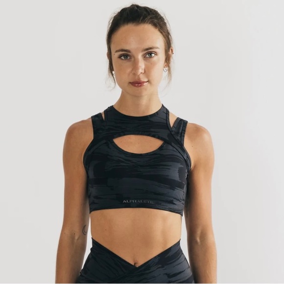 Alphalete surface black Camo shorts and keyhole bra - Picture 4 of 4